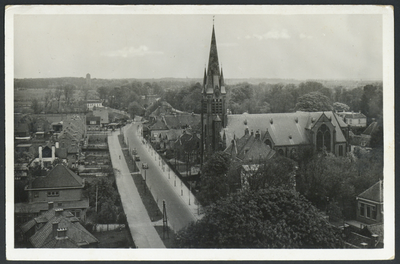 17185 Overzicht van de Straatweg te Breukelen, met rechts de R.K. St. Johannes de Doperkerk (Straatweg 146), vanaf de ...